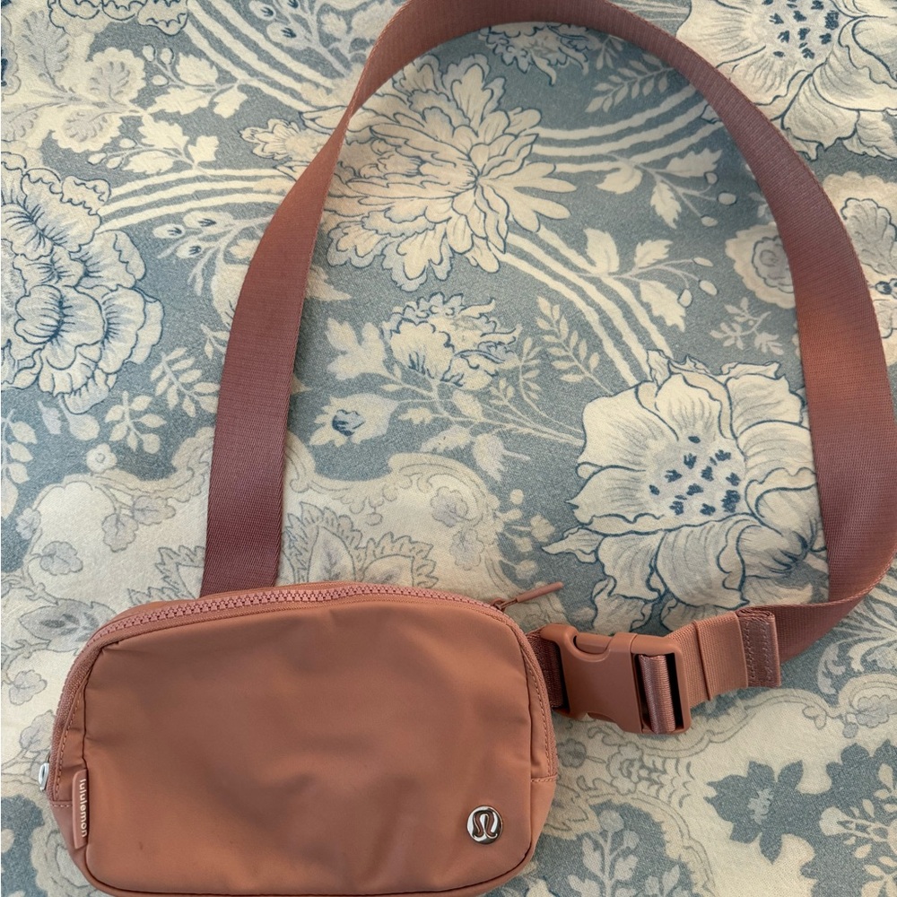 lululemon athletica dusty rose belt bag